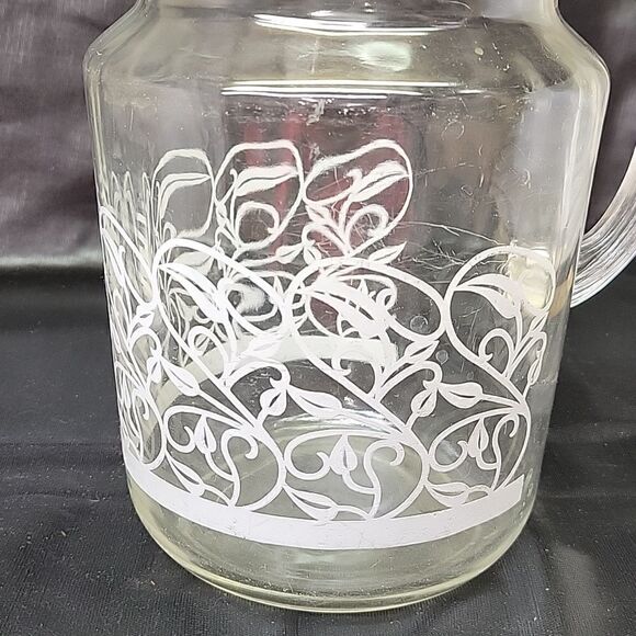 Assortment of 4 small glasses and a pitcher - Picture 7 of 9